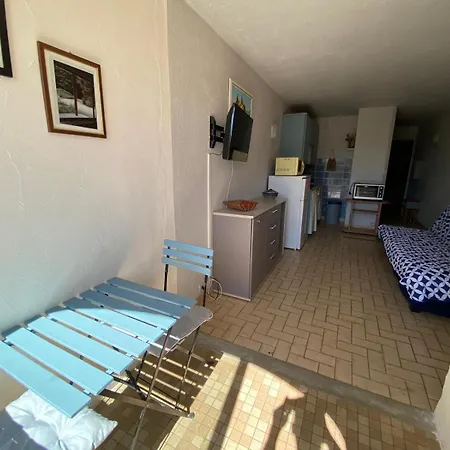Apartment Front De *