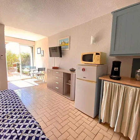Apartment Front De